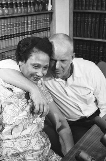 Mildred y Richard Loving, tras fallar el Supremo a su favor, en 1967.