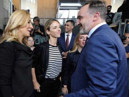 Cayetana Álvarez de Toledo (PP), en el centro, conversa este miércoles con Javier Esparza, presidente de UPN, en el Parlamento de Navarra. / En vídeo: Declaraciones de la portavoz del PP en el Congreso, Álvarez de Toledo.