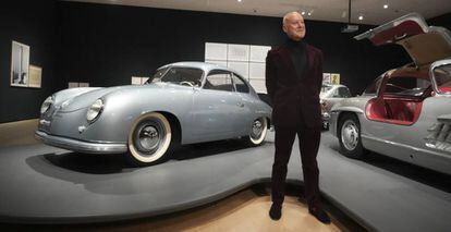 El comisario de la muestra, Norman Foster, posa con un automóvil en la presentación de ‘Motion’, en el Museo Guggenheim Bilbao.