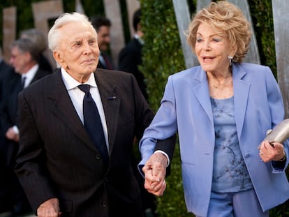 Kirk y Anne Douglas, en la fiesta de Vanity Fair de los Oscar de 2012.