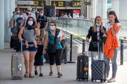 Un grupo de viajeros llega al aeropuerto de Palma de Mallorca, el 13 de junio.