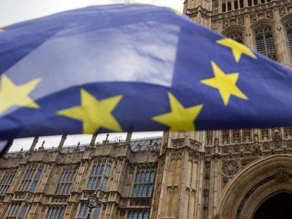 Una bandera europea ante el Parlamento en Londres.