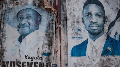 Carteles con los rostros de los dos candidatos más populares a las elecciones ugandesas, previstas para el 14 de enero de 2021, en una calle de Kampala, capital de Uganda. A la izquierda, el actual presidente, Yoweri Museveni. A la derecha, el opositor Robert Kyagulanyi, también conocido como Bobi Wine, antes cantante de música popular muy famoso en el país y ahora aspirante a dirigir su país.