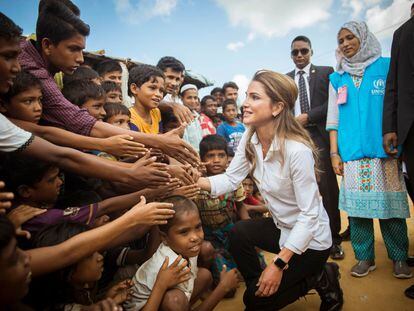 La reina Rania de Jordania, en una visita a campos de refugiados de rohingyás en Bangladés, en 2017.