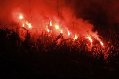 Los seguidores del Galatasaray en el Bernabéu.