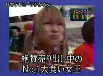 Imagen del vídeo de YouTube en la que se ve a Nastsuko Sone comiendo.