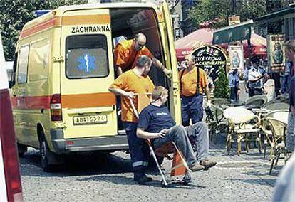 Los servicios sanitarios trasladan a uno de los heridos tras la explosión de una granada en el centro de Praga.
