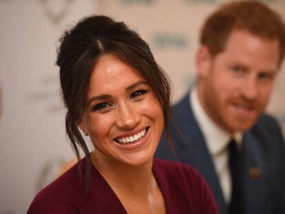 Meghan Markle y, al fondo, el príncipe Enrique.