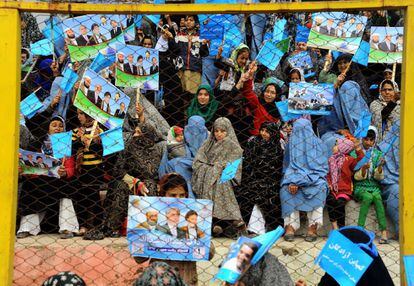 Las mujeres afganas asisten a los mítines electorales ataviadas con velos y burkas.