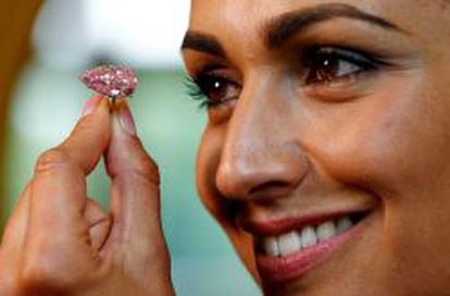 Una modelo muestra la semana pasada el diamante Unique Pink durante la semana pasada en Ginebra.