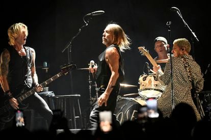 Andrew Watt (primero por la derecha), productor del tema 'Angry' de los Rolling Stones, tocando la guitarra con Iggy Pop, Chad Smith (batería de Red Hot Chili Peppers) y Duff McKagan (bajista de Guns N' Roses). Fue el pasado 22 de abril en San Francisco.  