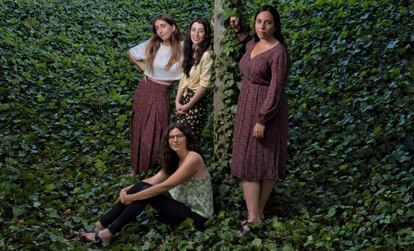 L’equip del podcast Gent de merda: Rita Roig (esquerra), Ofèlia Carbonell, Paula Carreras i Clàudia Rius, asseguda.