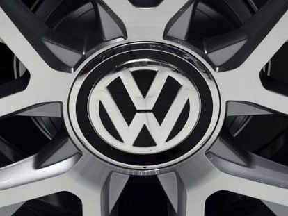 Detalle del logotipo de Volkswagen en la llanta de un coche expuesto en el Sal&oacute;n del Autom&oacute;vil de Tokio (Jap&oacute;n). EFE/Archivo