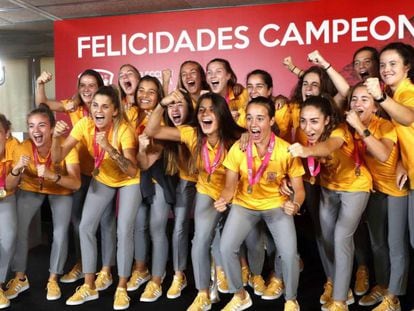 Las jugadoras de la selección española sub-19, en Las Rozas. En vídeo, declaraciones del presidente de la Real Federación Española de Fútbol (RFEF), Luis Rubiales.