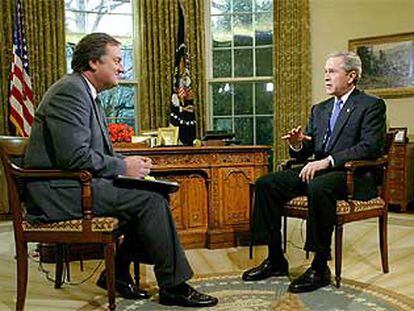 Tim Russert entrevista a George W. Bush en el Despacho Oval para el programa <i>Meet the Press</i> emitido ayer.