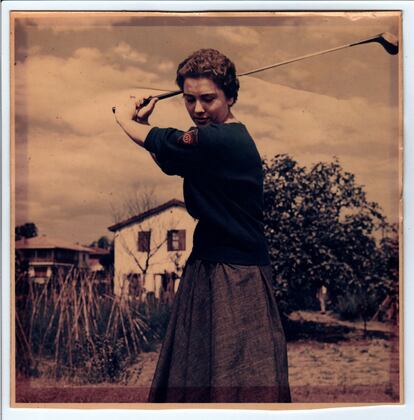 Elvira Larrazabal, ante la huerta y la casa familiar, dentro del campo de golf de Neguri.