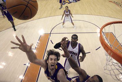 Pau Gasol intenta encestar ante la defensa de los Phoenix Suns en los playoffs de la NBA de la Conferencia Oeste.