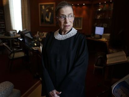 La juez Ruth Bader Ginsburg en su despacho de la Corte Suprema en Washington.