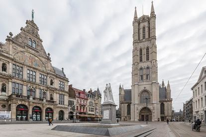 La catedral de San Bavón, en Gante, con su torre.