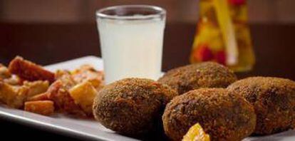 Bolinho de feijoada de la chef Kátia Barbosa.