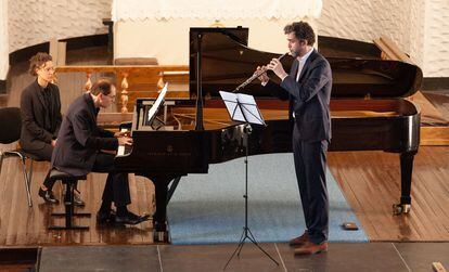 El pianista Dénes Várjon y el oboísta español Vicent Montalt interpretan las 'Romanzas op. 94' de Schumann en la iglesia de Svolvær el pasado viernes.