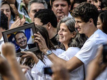 La viuda y los hijos de Eduardo Campos durante el velório en Recife.