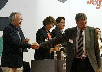 José María Fidalgo (a la derecha), en un esquivo apretón de manos con el líder del sector crítico, Agustín Moreno.