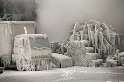 Chicago, EEUU, 23 de enero de 2013. El hielo cubre un camión y otros objetos en el lugar en el que se declaró un voraz incendio en una bodega comercial en Chicago, Illinois. Más de 200 bomberos trabajaron para extinguir el incendio.