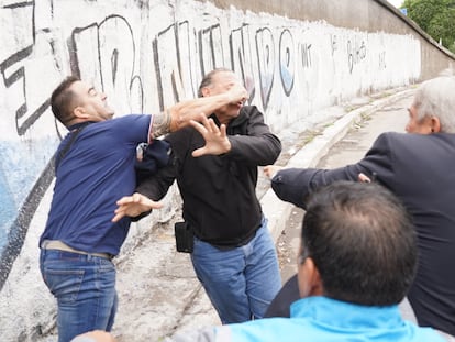 El ministro de seguridad de Buenos Aires, Sergio Berni, fue agredido a golpes y pedradas durante una protesta de colectiveros en General Paz, provincia de Buenos Aires.