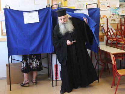 Un sacerdote ortodoxo vota hoy en Atenas.