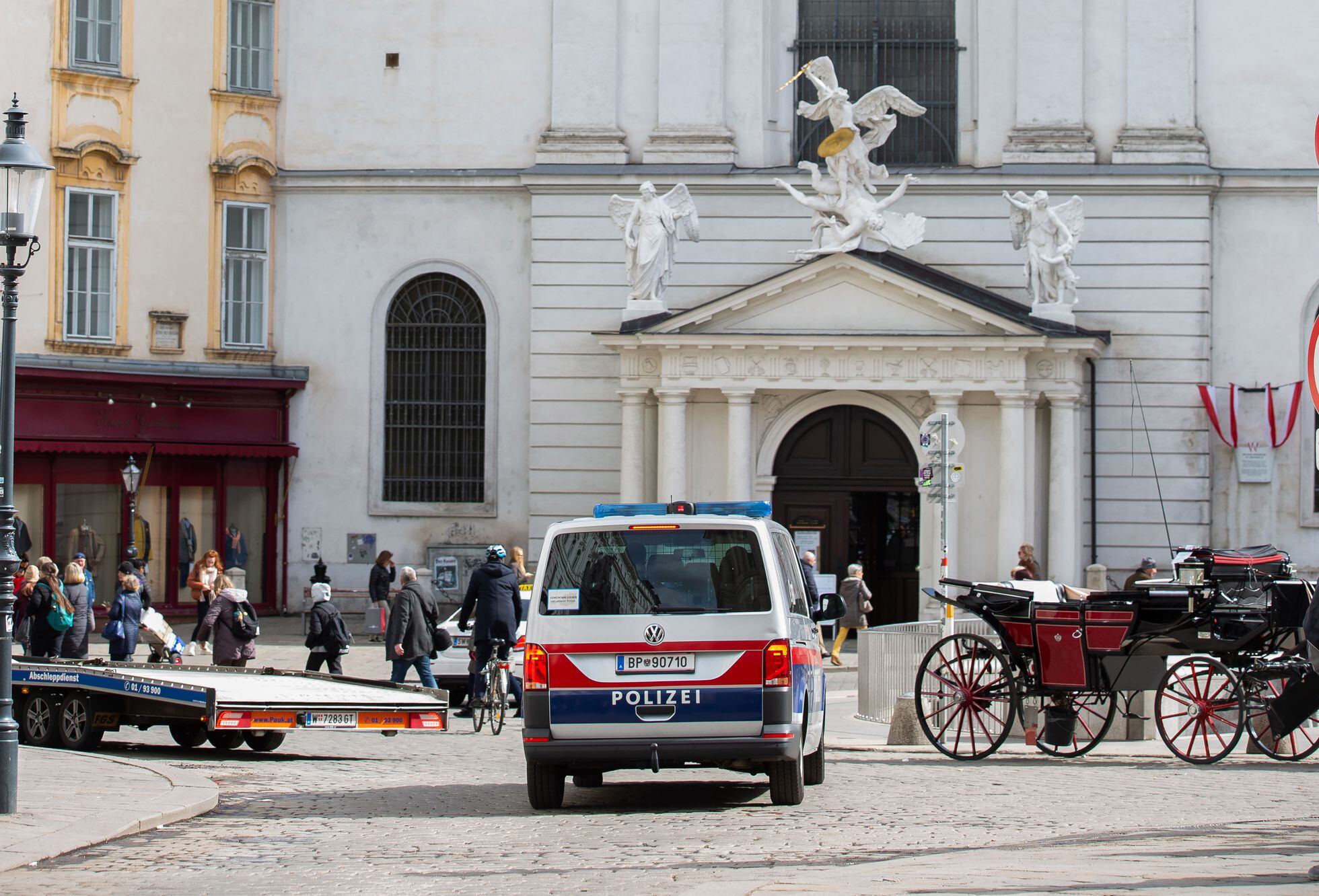 Un coche de la policía en los alrededores de la catedral de San Esteban en Viena, este miércoles. 