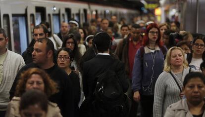 Andanes plenes a l'estació Diagonal de la L5, aquest dilluns.