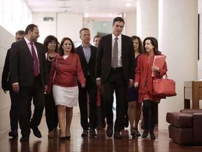 Pedro Sánchez acompañado de miembros del partido socialista, en el Congreso. En vídeo, declaraciones de Sánchez.