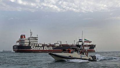 Una lancha iraní patrulla cerca del petrolero británico en el estrecho de Ormuz.
 