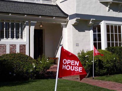 Imagen de una vivienda en venta en un día de puertas abiertas para compradores en Los Ángeles.