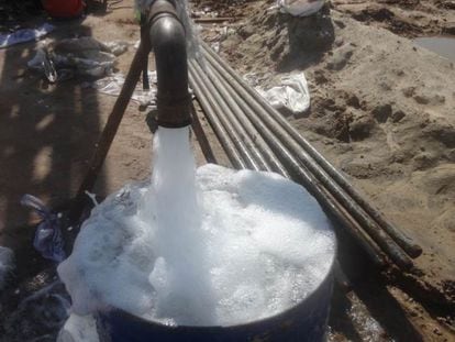 El agua que brota de un pozo durante la prueba de bombeo.