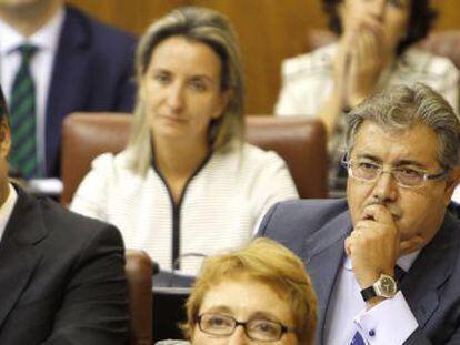 Juan Ignacio Zoido, a la derecha, ayer en el Parlamento durante la sesi&oacute;n de control al Gobierno.