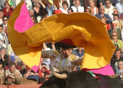 César Jiménez en su primer toro, al que cortó una oreja.