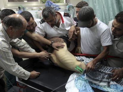 Allegados rodean el cadáver, en un hospital de Dura, Cisjordania