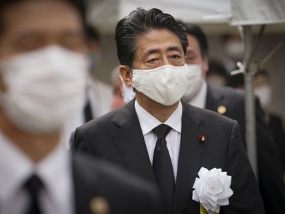El primer ministro japonés, Shinzo Abe, en la ceremonia conmemorativa de la paz tras la Segunda Guerra Mundial celebrada en Nagasaki el pasado 9 de agosto.