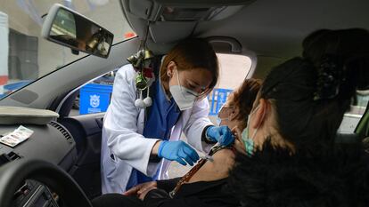 Una mujer de 88 años recibe la primera dosis de la vacuna de Pfizer, en Pamplona, este martes.