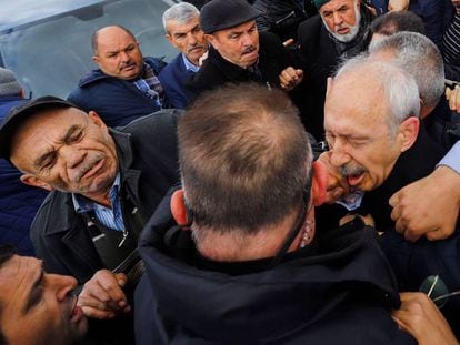 Kemal Kiliçdaroglu (derecha) es atacado este domingo en Ankara.