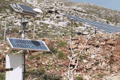 Placas solares en la isla griega de Tilos.