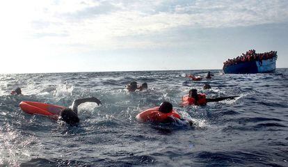 Cientos de migrantes son rescatados el pasado mayo en medio del Mediterr&aacute;neo por la ONG maltesa MOAS.