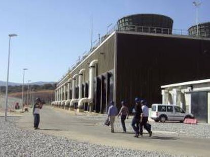 Varias personas junta a las nuevas torres de la Central Nuclear de Almaraz (CNA), en Almaraz (Cáceres). EFE/Archivo