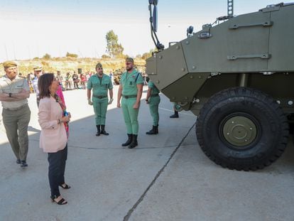 La ministra de Defensa, Margarita Robles, en una visita a la fábrica de Santa Bárbara Sistemas, en Alcalá de Guadaira (Sevilla), frente a un VCR Dragón 8x8.