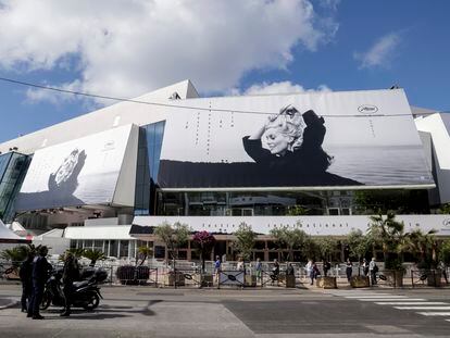 Una imagen de Catherine Deneuve en el rodaje de 'El amor es un extraño juego' (1968) preside las fachadas del Palacio de festivales de Cannes.