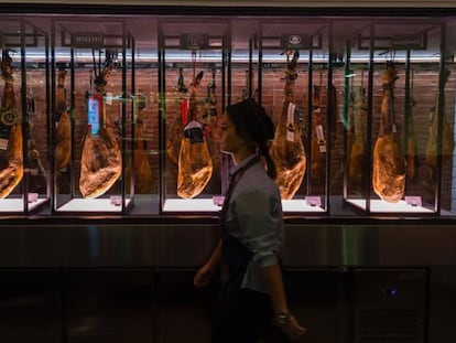 Bodega para jamones que El Corte Inglés ha instalado en el Gourmet Experiencie de su centro comercial de Goya.