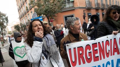 Médicos de los hospitales y profesionales de atención primaria se manifiestan de manera conjunta por la calle de Fuencarral (Madrid) el 1 de marzo de 2023.