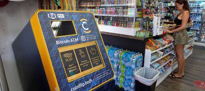 Un cajero automático en Florida (EE UU), que permite cambiar bitcóin por dólares.